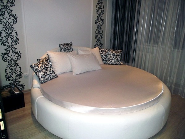 Round Bed