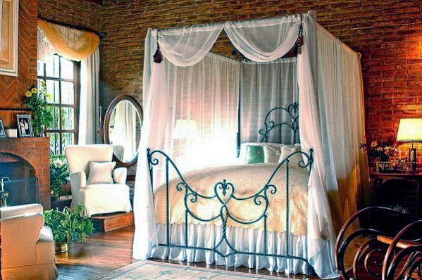 Posted Bed