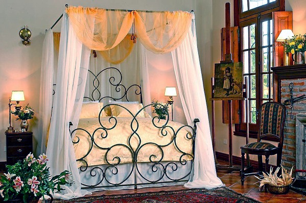 Posted Bed