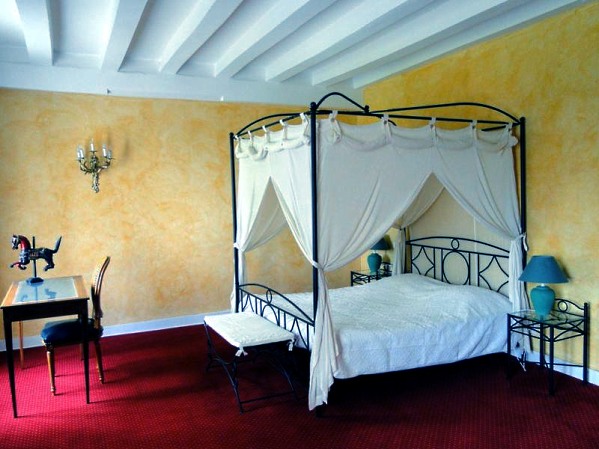 Posted Bed